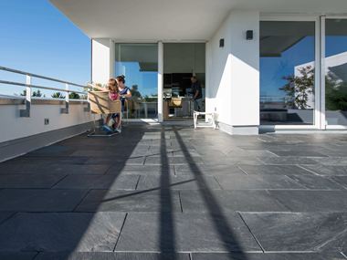 Mensen op het leisteen dakterras