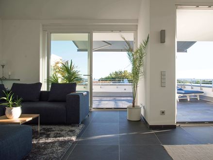 van de woonkamer naar het terras met leisteen