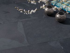 Mustang leisteenplaten in zwart met kussen, lantaarn en bloemen