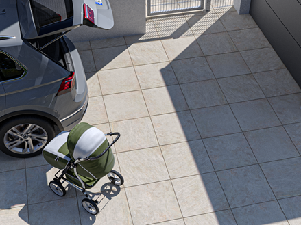 Oprit met Classic Beige 3cm steeneffect tegels met auto en kinderwagen