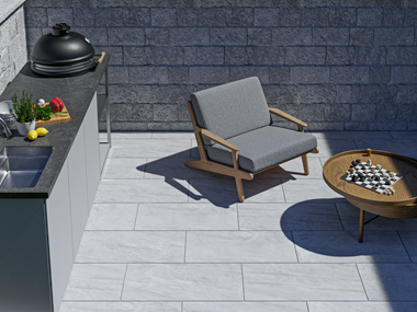 Terras met Monro Light 3cm kwartsietlook plaat met zithoek en buitenkeuken