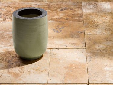 Gouden platen met groene decoratie