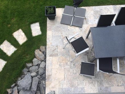 Klantenfoto van Zilveren platen, terras met zitgedeelte van bovenaf gefotografeerd