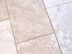 Close-up van travertin platen voor buiten in een zachtbeige kleur