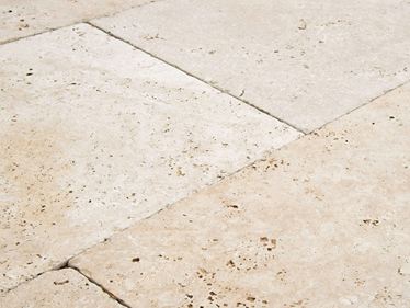 Close-up van Medium Select travertin terrasplaat in zacht beige