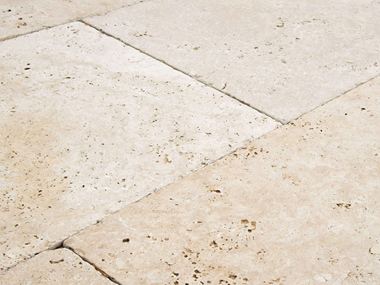 Close-up van Medium Select travertin terrasplaat in zacht beige