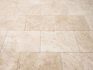 Natuurstenen vloer gelegd in travertin in een zachtbeige kleur