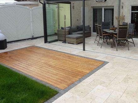 Klantenfoto: Middelzware SELECT platen, getrommeld, Romaans verband, gelegd op terras met serre, gazon en houten vlonders