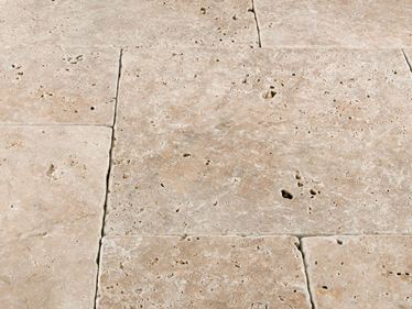 Close-up van beige travertin platen Medium