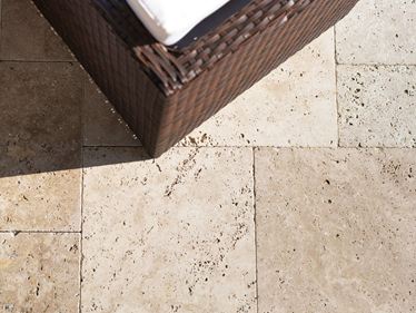 Tuinmeubels op travertin platen medium