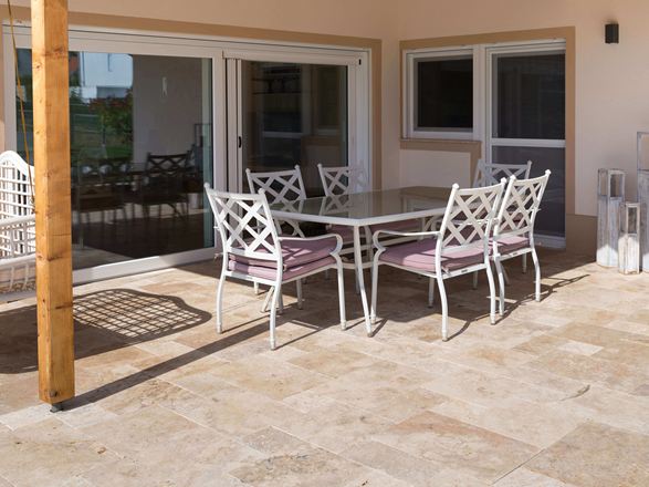 Travertin terras met wit meubilair