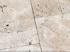 Close-up van travertinplaten in lichtbeige met typische travertinporiÃ«n