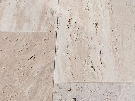 Close-up van Natura travertin platen met houtlook