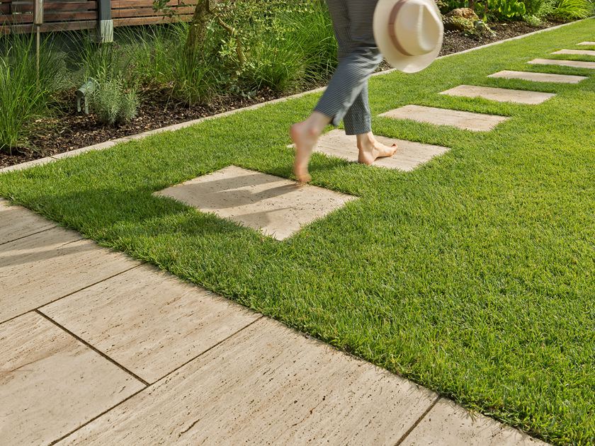Travertin platen Natura met overlopende ramen