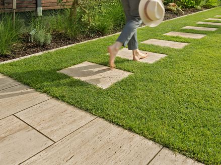 Travertin platen Natura met overlopende ramen