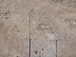 Close-up van Travertin Noce in het uiterwaardengebied