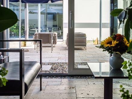 Serre met travertin Rustieke natuursteenplaten en moderne inrichting