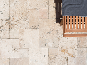 Zicht op Travertin Rustiek in Romeinse band met ligstoel