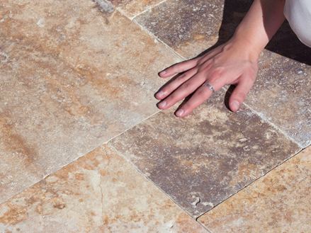 Handgeschilderd over Scabas travertin platen