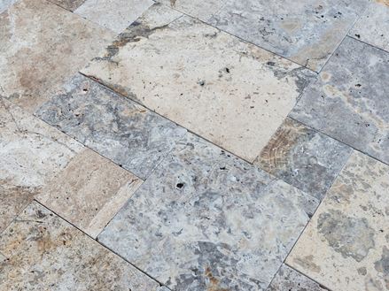 Zilveren travertinplaat gelegd in Romeins verband