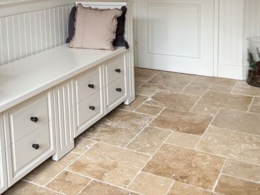 Chateau_Antique_Corridor