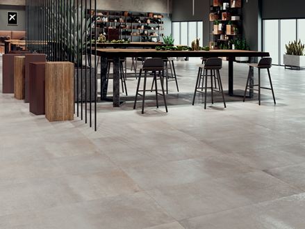 Pure Clay betonlook tegels met tafel en stoelen