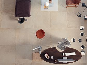 Woonkamer met betonlook tegels van Pure Sand