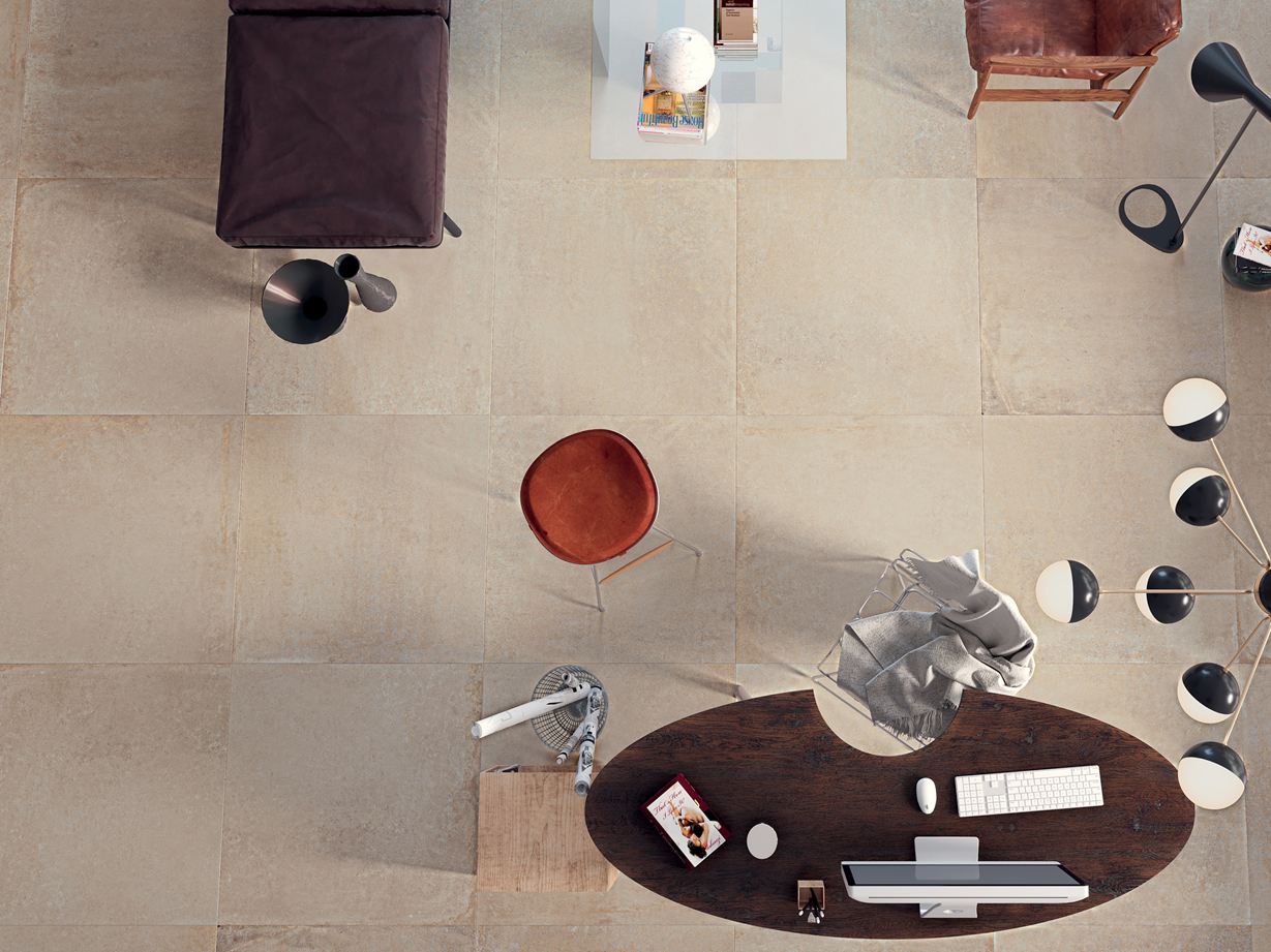 Woonkamer met betonlook tegels van Pure Sand