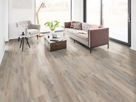 Woonkamer met houtlook tegels Canada Lake en bank