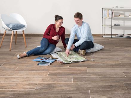 Echtpaar zittend op fijne stenen vloer Indie Nova en kijkt naar een kaart
