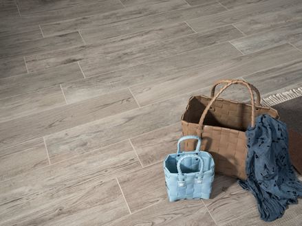 Trendy tassen op een trendy basis in houtlook