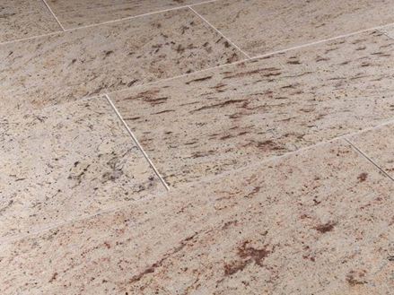 Beige-grijze granieten tegels met bruinachtige adering