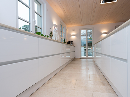 Open keuken met Cleopatra Light kalkstenen tegels en witte keukenkastjes