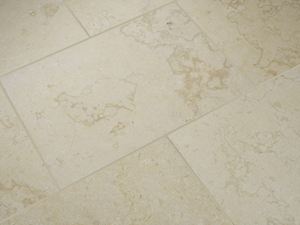 Kalksteentegels Royal Beige van diagonaal boven