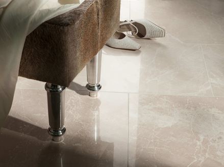 Burdur Creme tegels met een krukje en een paar schoenen