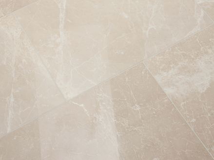 Burdur Cream marmeren tegel met een gepolijst oppervlak en witte adering in het beige basisgedeelte.