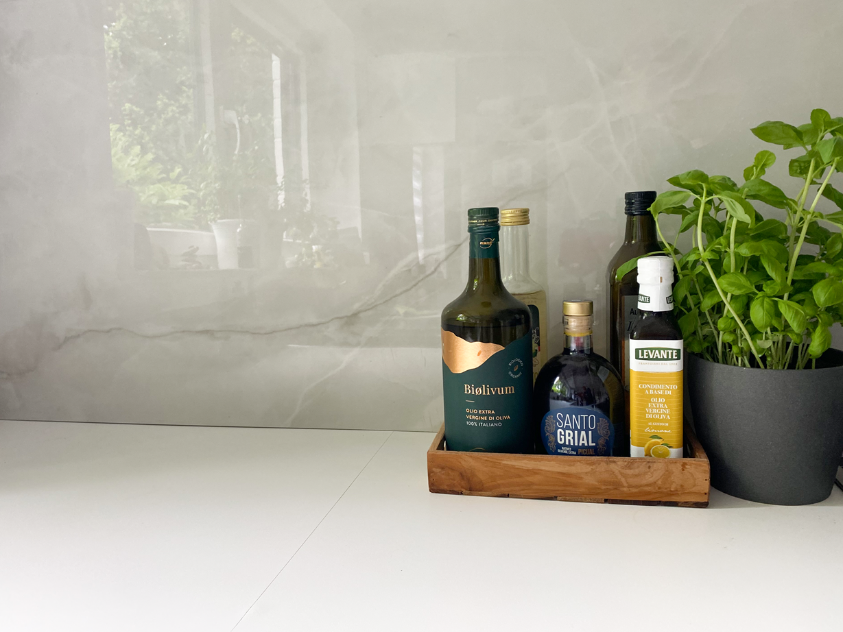 Marmer-effect tegel Perla Crema als wandtegel met decoratie