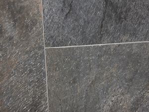 Kwartsiettegel gelegd in glinsterend groen met smalle lichtgekleurde voegen