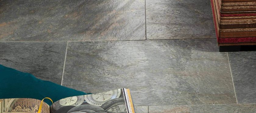 Boek en kussen op gelegde Deoli Green kwartsiettegel