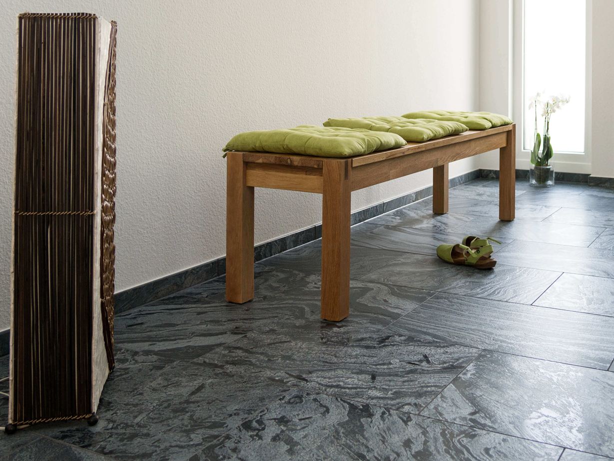 Bank op kwartsiet Silver Grey tegels in een entree