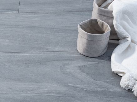 Grijze steenlook tegels met decoratie