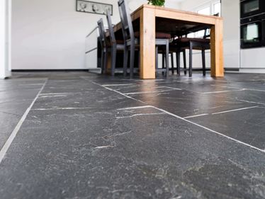 Galerij 1_Kikkerperspectief-op-leisteenvloer-Black-Rustic-js