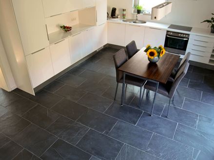 Klantenfoto: Zwarte Rustieke tegels van leisteen in de keuken