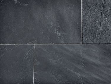 Close-up van gelegde leistenen tegels met lichtgekleurde voegen