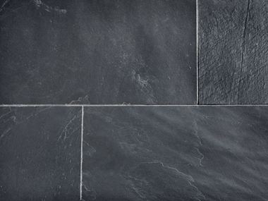 Close-up van gelegde leistenen tegels met lichtgekleurde voegen