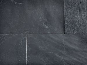 Close-up van gelegde leistenen tegels met lichtgekleurde voegen