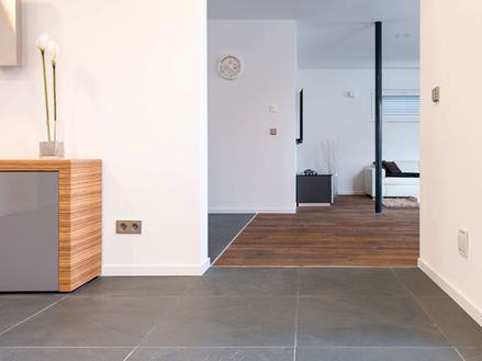 Doorgang met leisteen en donkere houten vloer