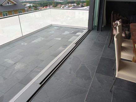 Klantenfoto: Mustang tegels, naadloos gelegd in de woonkamer en op het balkon