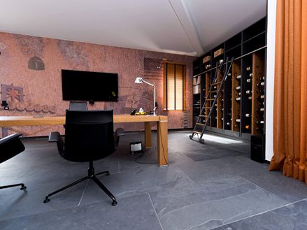 Bro met wijnrek en houten tafel, vloer leistenen tegels Mustang