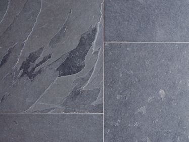 Leggen van Mustang leisteen tegels van bovenaf gefotografeerd